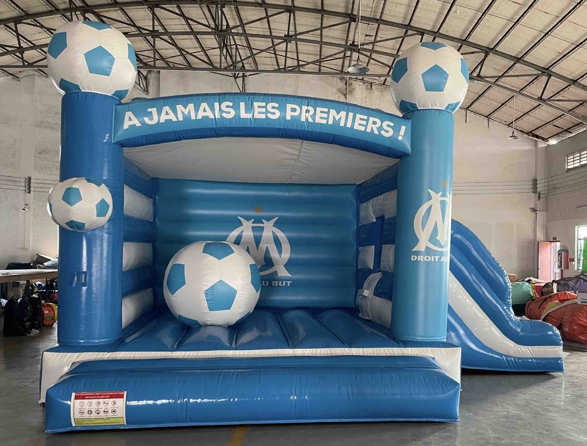 Location Château gonflable foot bleu et blanc